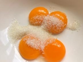蛋黄中加入20克白糖