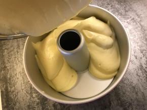 倒入中空模具中