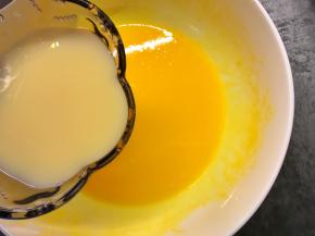 加入养乐多，搅匀