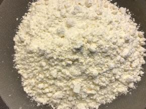 低筋面粉过筛两次