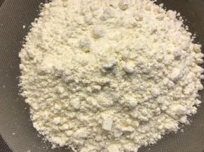 低筋面粉过筛两次