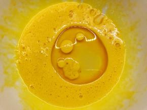 加入玉米油搅打均匀