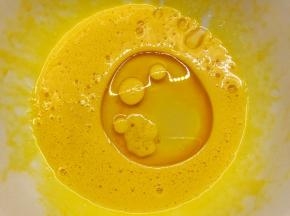 加入玉米油搅打均匀