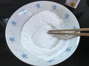把粉类过筛混合。