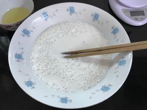 在混合好的粉类中加入糖拌匀后加入牛奶搅匀。