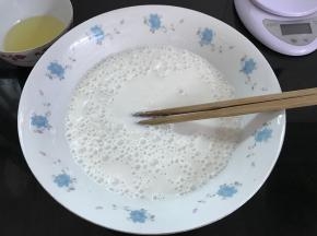 在混合好的粉类中加入糖拌匀后加入牛奶搅匀。