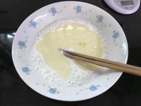 再加入植物油充分搅匀。