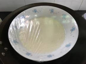 包上保鲜膜放入已经开锅的蒸锅中。蒸的过程中要把面糊搅拌几次。