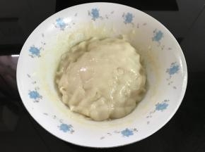 蒸大约20-30分钟，面糊呈透明状后拿出稍微晾凉后揉成面团。