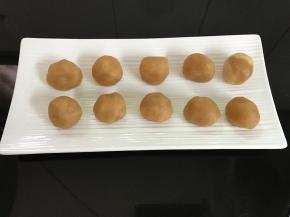 白豆沙也分成25克一个的剂子。