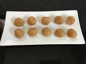 白豆沙也分成25克一个的剂子。