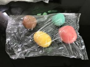 预留几个剂子拌上果蔬粉配花片用。