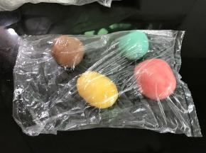 预留几个剂子拌上果蔬粉配花片用。