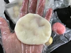 取一个冰皮按扁。