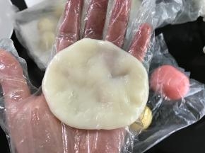 取一个冰皮按扁。