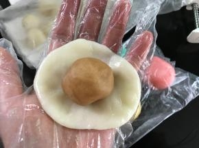 放入白豆沙馅儿。