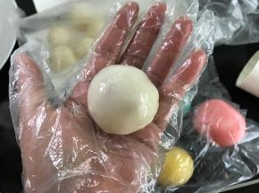 然后慢慢地把冰皮往上推。捏紧收口后滚圆。