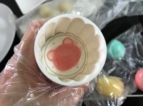 放入模具中，卡住。