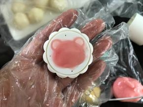 把喜欢的花片配上颜色按平。