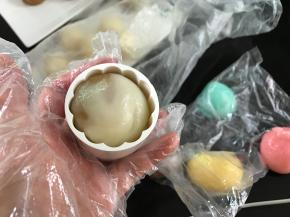 再把包好馅的面团放入模具中。