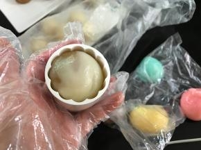 再把包好馅的面团放入模具中。