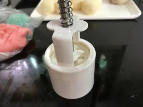 放在案板上用力按下。