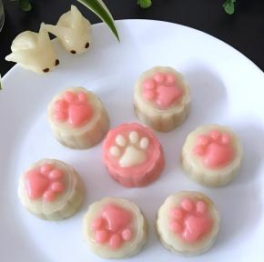 放入盘中，月饼就做好了。