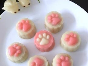 放入盘中，月饼就做好了。