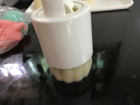 逆时针松开卡住的地方慢慢往上退出模具。