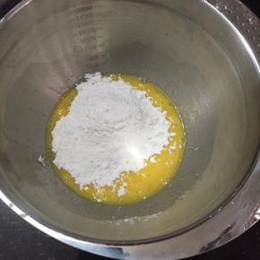 鸡蛋打散放入细砂糖搅拌均匀。