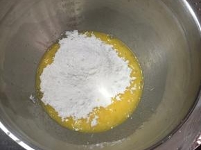 鸡蛋打散放入细砂糖搅拌均匀。
