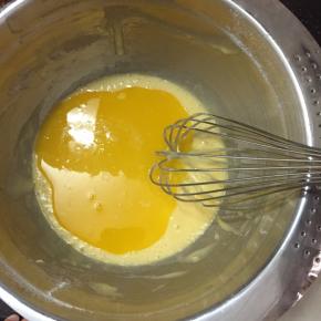 将黄油倒入混合好的鸡蛋液中，搅拌均匀。