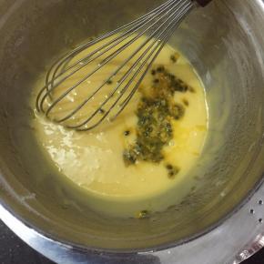 将百香果肉加入上述面糊中，搅拌均匀。
