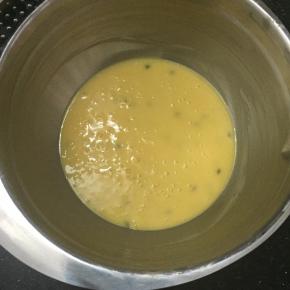 将面糊盖上保鲜膜放入冰箱冷藏1个小时。