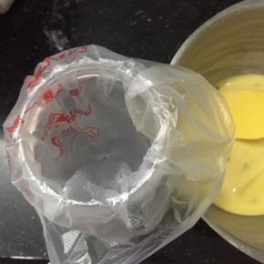 取出冷藏好的面糊，放置一会，装入裱花袋。