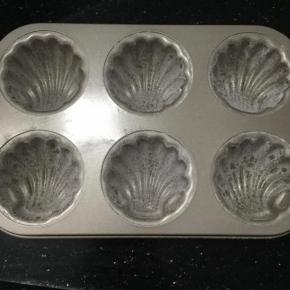 模具抹上融化黄油，筛入少许低粉防粘。