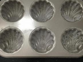 模具抹上融化黄油，筛入少许低粉防粘。