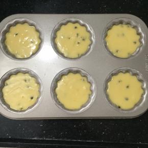 挤进模具八分满，震几下模具，震出大气泡。