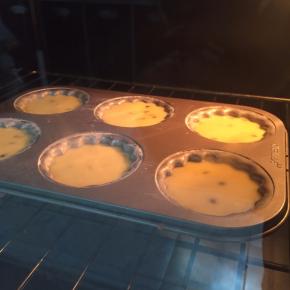 放入预热好的烤箱。180度20分钟。
烤好出炉趁热脱模，放至晾网冷却。