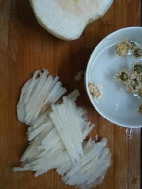 米提前一个晚上洗干净泡好放冰箱冷冻，梨去皮切丝或块，干菊花提前用水清洗泡开