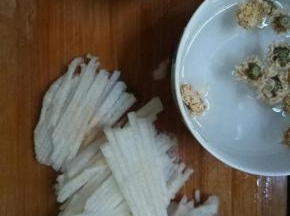 米提前一个晚上洗干净泡好放冰箱冷冻，梨去皮切丝或块，干菊花提前用水清洗泡开