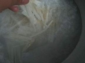 煮到半熟时，将切好的梨跟冰糖放入粥里一起炖