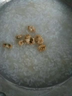 粥熬好了加入泡好的菊花，盖上锅盖焖一会