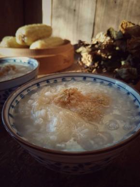 一款清甜润肺降火的小粥就熬好了