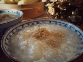 一款清甜润肺降火的小粥就熬好了