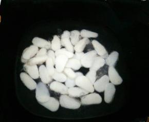 再把年糕放入已开的水中煮软