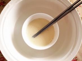 3.	用筷子不断搅拌，直至完全溶解，如果是奶锅加热的，要放凉备用，