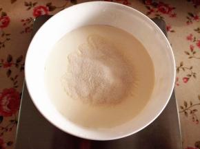 1.	将淡奶油，牛奶，糖，吉利丁粉都放到容器中，