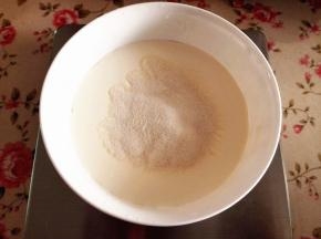 1.	将淡奶油，牛奶，糖，吉利丁粉都放到容器中，