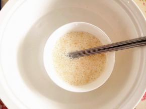 2.	因为天气比较热，再加上吉利丁粉比较好溶解，所以这里我就隔水将其融化了，如果用吉利丁片的话，要提前用水将其泡软，再用奶锅将其融化，